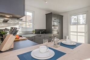 Wasserkocher mit Kaffee-/Teezubehör, Kühlschrank, Mikrowelle, Ofen
