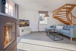 TV, fireplace, ping pong - Ferienhaus Örnie - Neu Errichtetes Ferienhaus in Ruhiger Wohngegend mit Parkplatz, Sauna und Wlan (Zirchow)