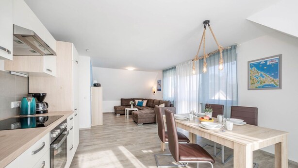 Coffee/tea maker, fridge, microwave, oven - Ferienhaus Himmelblau OG - Entspannte Auszeit: Fewo in Loddin für 4 Gäste (Loddin)