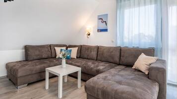 Fernseher, DVD-Player, Tischtennisplatte, Stereoanlage
