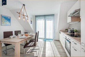 Kühlschrank, Mikrowelle, Ofen, Herdplatte