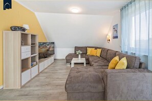 Fernseher, DVD-Player, Tischtennisplatte, Stereoanlage