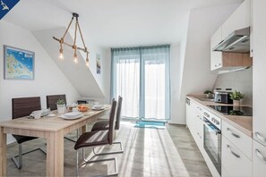 Fridge, microwave, oven, stovetop - Ferienhaus Sonnenschein OG - Entspannte Auszeit: Fewo in Loddin für 4 Gäste (Loddin)