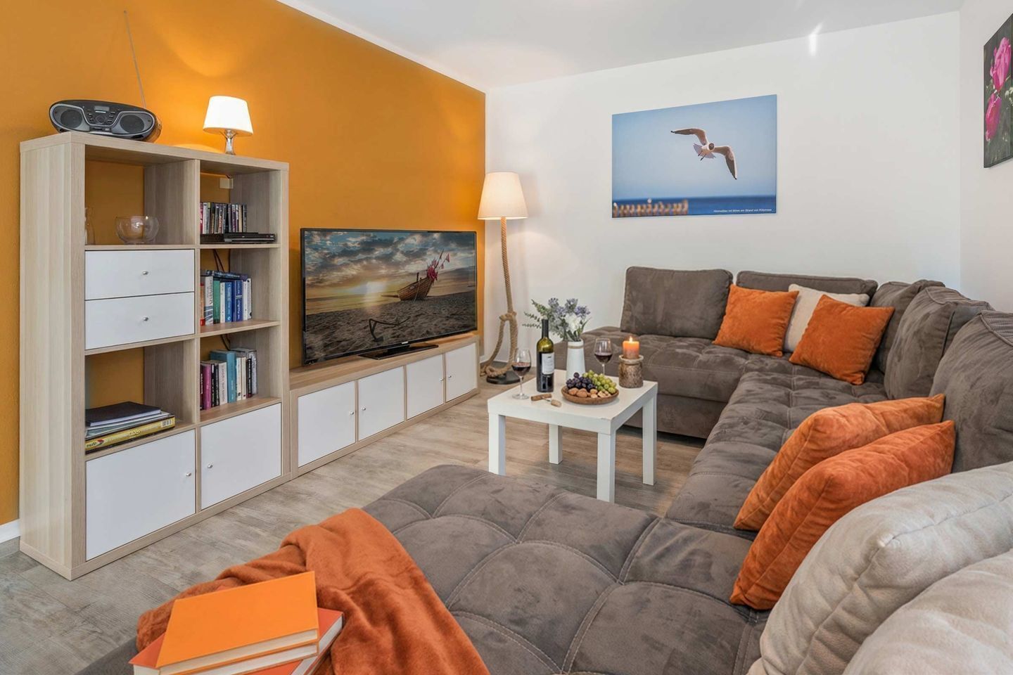 Fernseher, DVD-Player, Tischtennisplatte, Stereoanlage