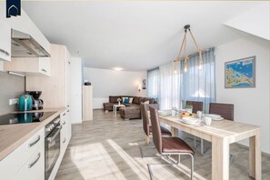 Fridge, microwave, oven, stovetop - Ferienhaus Strandmöwe OG - Entspannte Auszeit: Fewo in Loddin für 4 Gäste (Loddin)