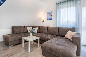 TV, DVD player, table tennis, stereo - Ferienhaus Strandmöwe OG - Entspannte Auszeit: Fewo in Loddin für 4 Gäste (Loddin)