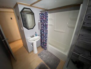 Hair dryer, towels, toilet paper - Bryce Canyon country house (Hatch)