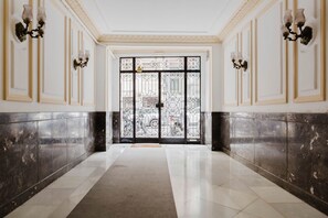 Interior - Large Galvany 4BR, Furniture, Decor + Kitchen, by Blueground (Barcelona)