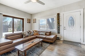 House | Living area | 55-inch Smart TV with digital channels - Downtown Monument (Monument)