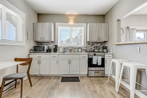 House | Private kitchen | Fridge, microwave, oven, dishwasher - Downtown Monument (Monument)