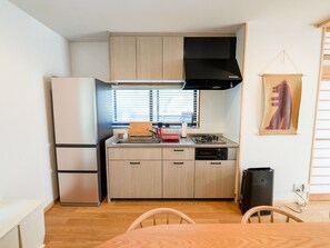 Kühlschrank, Mikrowelle, Herdplatte, Kochgeschirr/Geschirr/Besteck