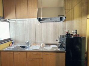 Kühlschrank, Mikrowelle, Herdplatte, Kochgeschirr/Geschirr/Besteck