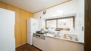 Kylskåp, mikrovågsugn, spishäll och grytor/köksredskap