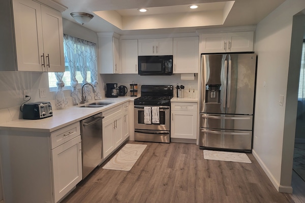 Een microgolfoven, een oven, een kookplaat, een vaatwasser