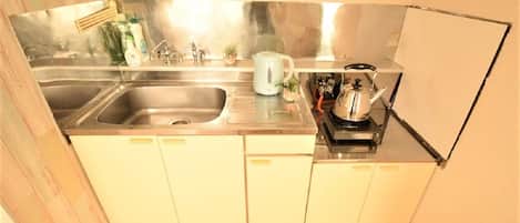 Geladeira, micro-ondas, cooktop, chaleira elétrica