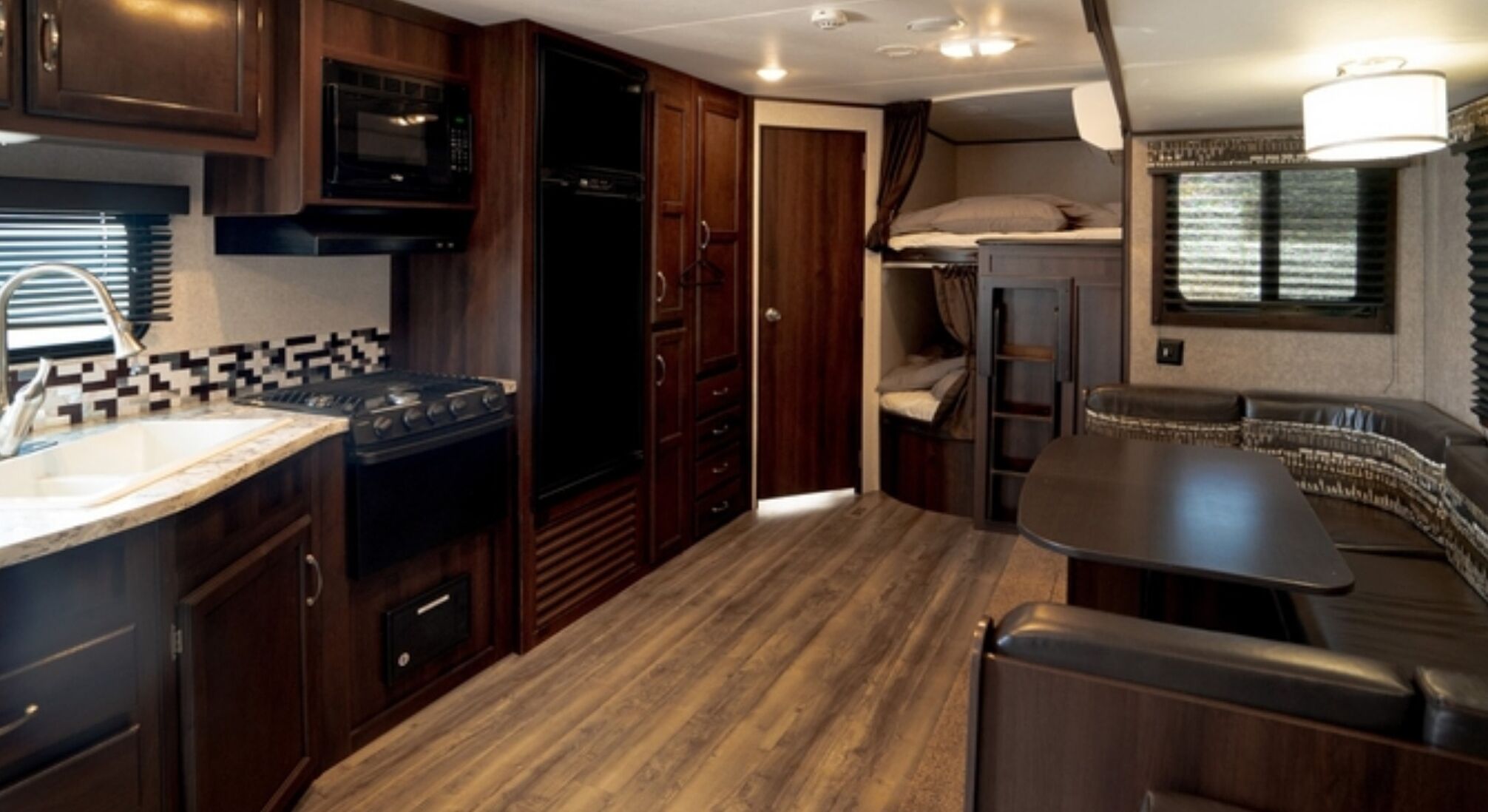 2 多间卧室、办公桌、免费 WiFi、床单