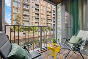 Property grounds - Canal Side Luxury 1 Bed Chelsea (Greater London)