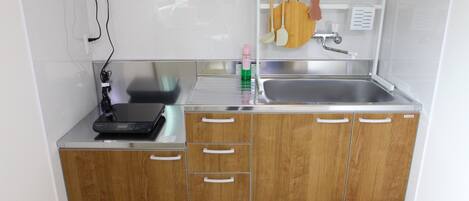 Kühlschrank, Mikrowelle, Herdplatte, Kochgeschirr/Geschirr/Besteck