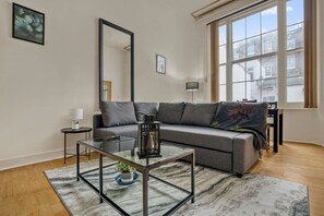 Smart-TV, Bücher, Arbeitsbereiche