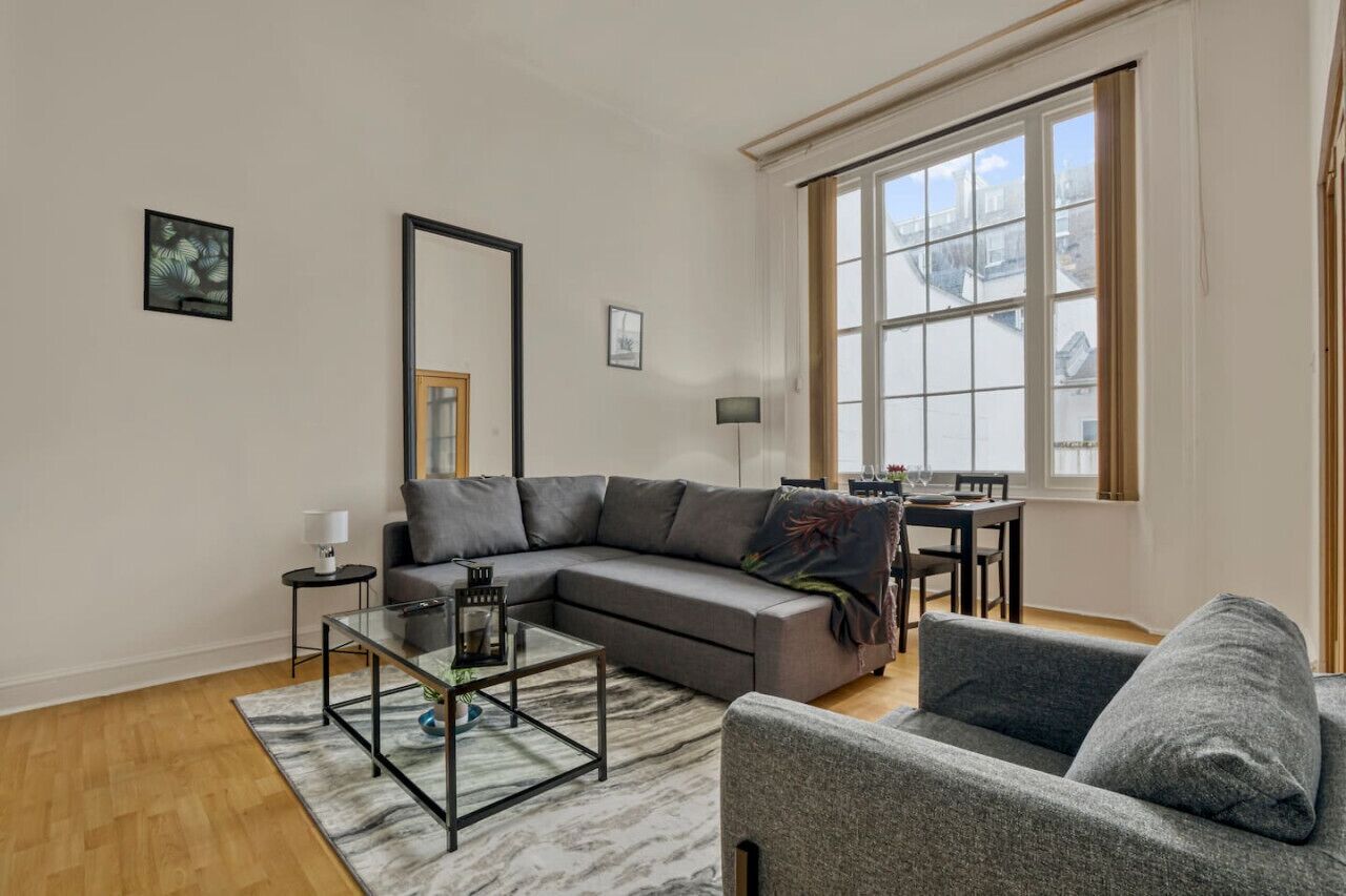 Smart-TV, Bücher, Arbeitsbereiche