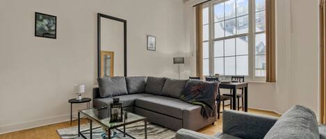 Smart TV, libri, studio