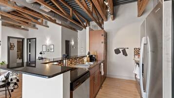 Een koelkast, een magnetron, een oven, een kookplaat