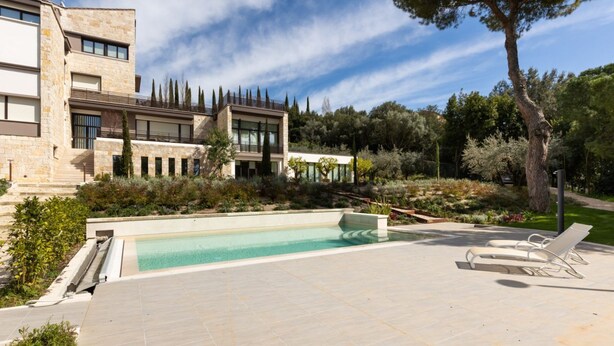 A modern house with a swimming pool, outdoor seating, and a landscaped garden. - GuestHost - Wonderful apartment that accommodates up to 4 people, on two levels and equipped with all comforts, including a large terrace overlooking the city and the hills. The accommodation is located in a modern condominium complex with a shared swimm (Perugia)