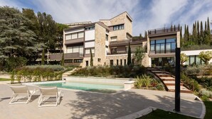 A modern multi-story building with a swimming pool, outdoor seating, and a landscaped garden. - GuestHost - Wonderful apartment that accommodates up to 4 people, on two levels and equipped with all comforts, including a large terrace overlooking the city and the hills. The accommodation is located in a modern condominium complex with a shared swimm (Perugia)