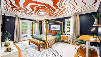 5 habitaciones, escritorio y tabla de planchar con plancha