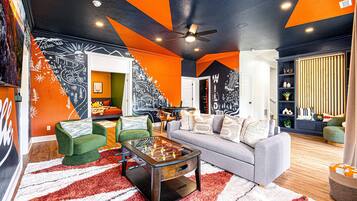 Smart TV, chimenea, videojuegos y futbolito