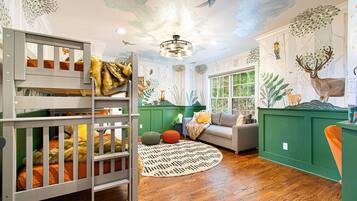 5 habitaciones, escritorio y tabla de planchar con plancha