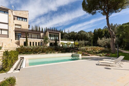 GuestHost - Elegant apartment for two people, arranged on two levels and equipped with all comforts including a balcony and shower with chromotherapy. The apartment is located in a modern condominium complex with a shared swimming pool, which enjoys a pl