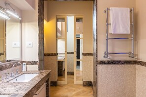 Dusche, Haartrockner, Bidet, Handtücher