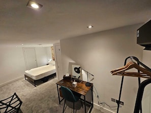 1 slaapkamer, een strijkplank/strijkijzer, wifi, beddengoed