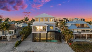 Ein modernes Strandhaus mit großem Balkon, Schwimmbad und Meerblick.