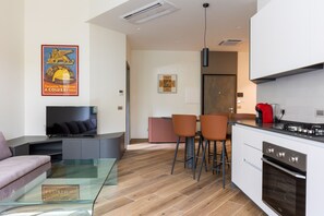 Kjøleskap, ovn, kokeplater og oppvaskmaskin