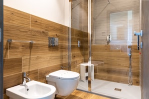 Douche, sĂšche-cheveux, bidet, serviettes fournies