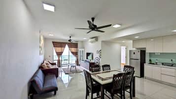 Kondominium Standar, 3 kamar tidur, pemandangan kota | Dapur pribadi | Lemari es, microwave, dan peralatan masak/sendok-piring