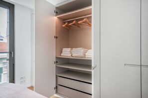 1 bedroom, iron/ironing board, WiFi, bed sheets - Blueground | Avenidas Novas, full kitchen (Lisbon)