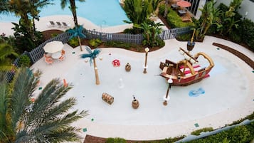 Een buitenzwembad, een verwarmd zwembad