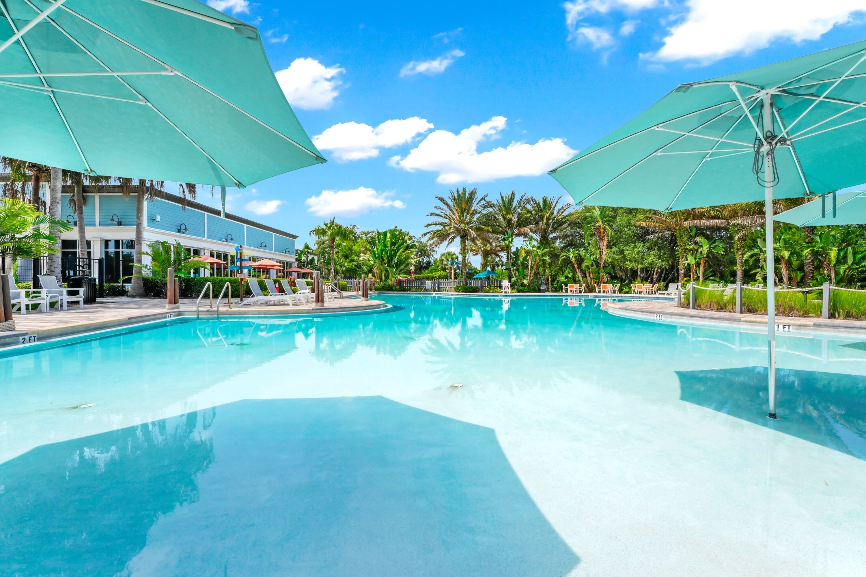 Una piscina al aire libre, una piscina climatizada