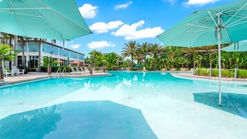 Una piscina al aire libre, una piscina climatizada