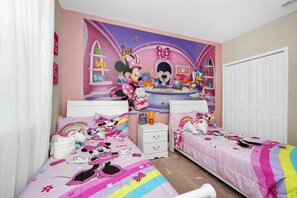 4 chambres, bureau, fer et planche à repasser, lit parapluie