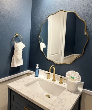 Sèche-cheveux, serviettes fournies, savon, shampoing