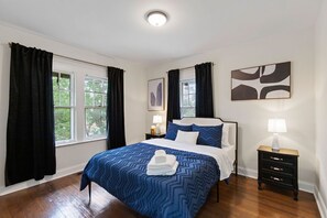 4 bedrooms, iron/ironing board, WiFi, bed sheets - Boston Edison District Beautiful 4 BD/2.5 BA Home (Detroit)