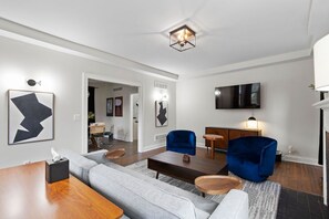 Smart TV - Boston Edison District Beautiful 4 BD/2.5 BA Home (Detroit)