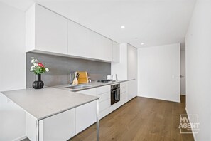 Geladeira, micro-ondas, fogão, cooktop