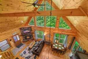 Smart TV, chimenea, videojuegos