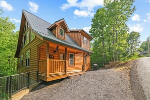 Exterior - Centrally Located!~Newly Built Cabin with 1 Bedroom and 1 Open Loft Bedroom  (Sevierville)