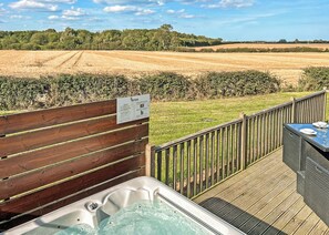 Outdoor spa tub - 1 bedroom accommodation in Withernsea (Withernsea)
